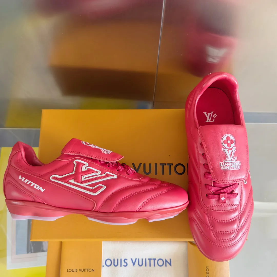 Top version: Couple model 640💰 LV Louis Vuitton L house Donkey brand latest Footprint series Couple model football sneakers casual running shoes original purchase development and production This Footprint Soccer sneaker was unveiled in the 2025 spring and summer series fashion show. It is the first sneaker designed by Pharrell Williams inspired by football shoes. The shoes are inspired by football, a sport that spans generations and cultures, echoing the 2025 spring and summer series fashion show's theme of unity and universal participation. The shoe is famous for its sleek design, with the dynamic IV Initials logo embellished on the side, the tongue embellished with the Lvers United badge inspired by the football team, and the foot pattern rubber sole decorated with multiple Louis Vuitton logos. Exquisitely packaged at the delivery counter🛍📦 ▪️Material: Original imported first-layer cowhide ▪️Lining: Original custom-made soft sheepskin lining ▪️Sole: Original open-molded two-color TPU combination sole ▪️Sole thickness: 3.5CM ▪️Size: Women’s 35-41 / Men’s 39-45